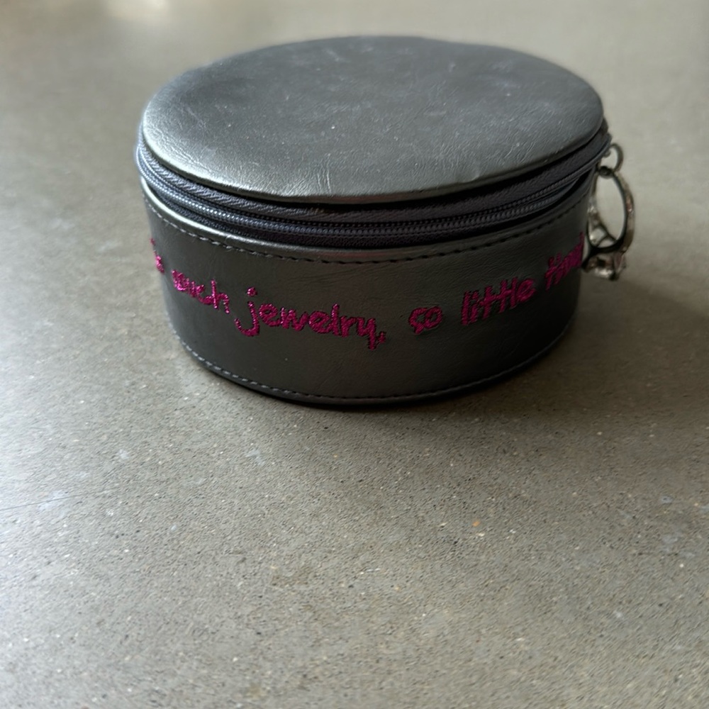 Travel jewelry case